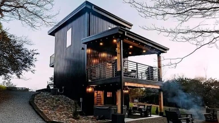 A casa pré-fabricada de 2 andares, com 3 quartos e 10 janelas, que é comprada por menos de $ 19.000