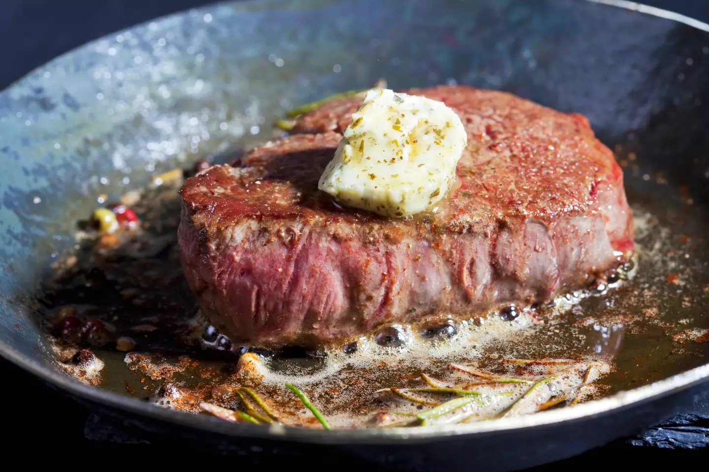 A temperatura adequada de um bife depende da preferência pessoal.