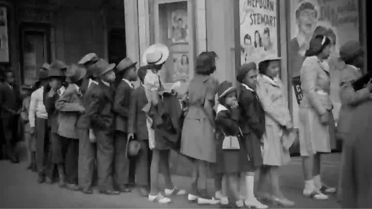 As pessoas estão convencidas de que foto antiga mostrando criança segurando um “iPad” é “prova de viagem no tempo”