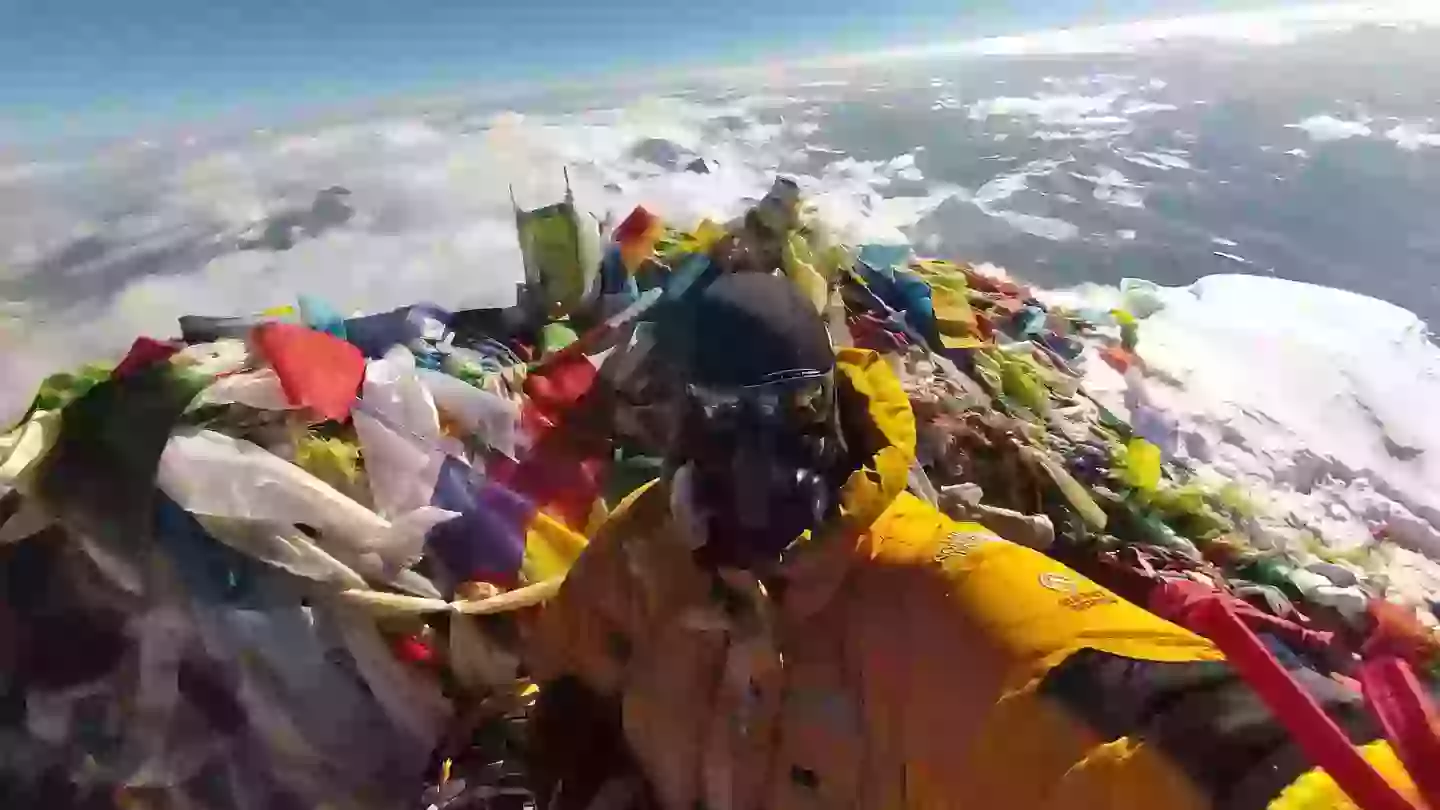 Defensor da Terra Plana tem resposta inesperada após foto do Everest ser usada como prova de que a Terra é redonda