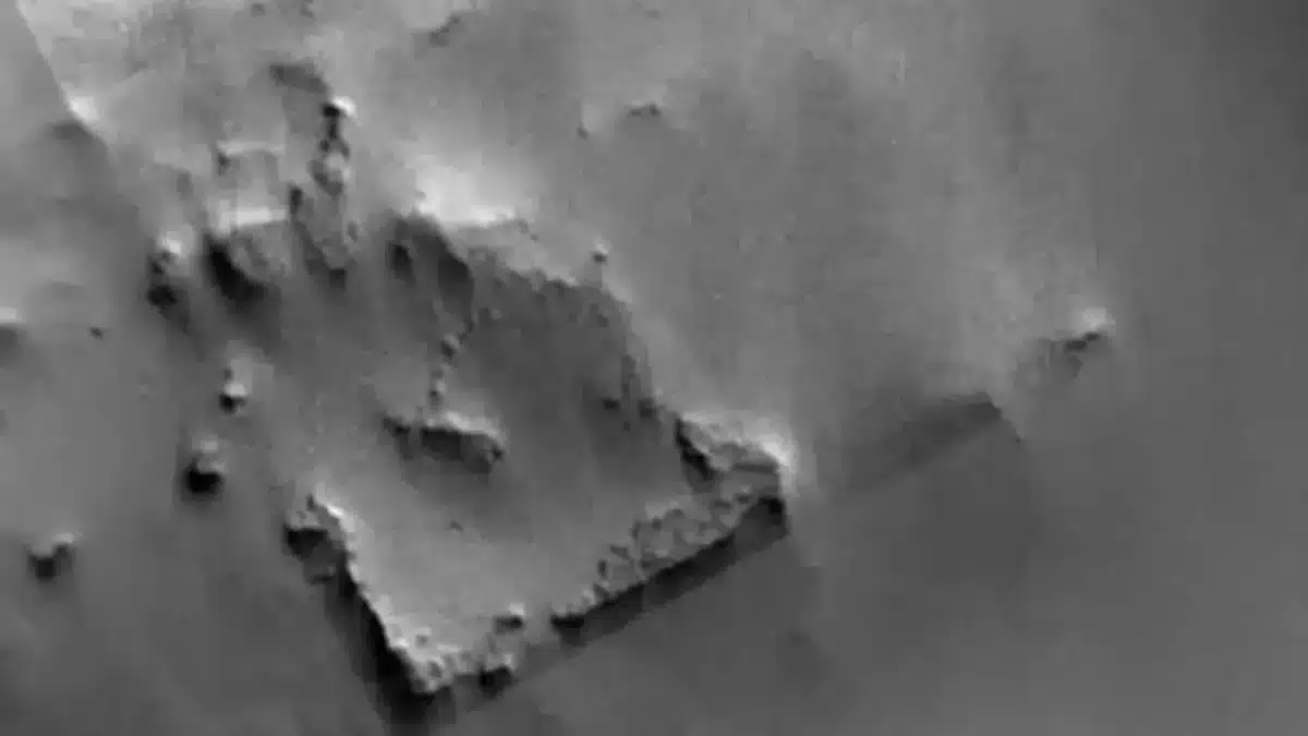 Estrutura quadrada misteriosa avistada em Marte é chamada de 'incrível' e deixa fãs do espaço completamente perplexos