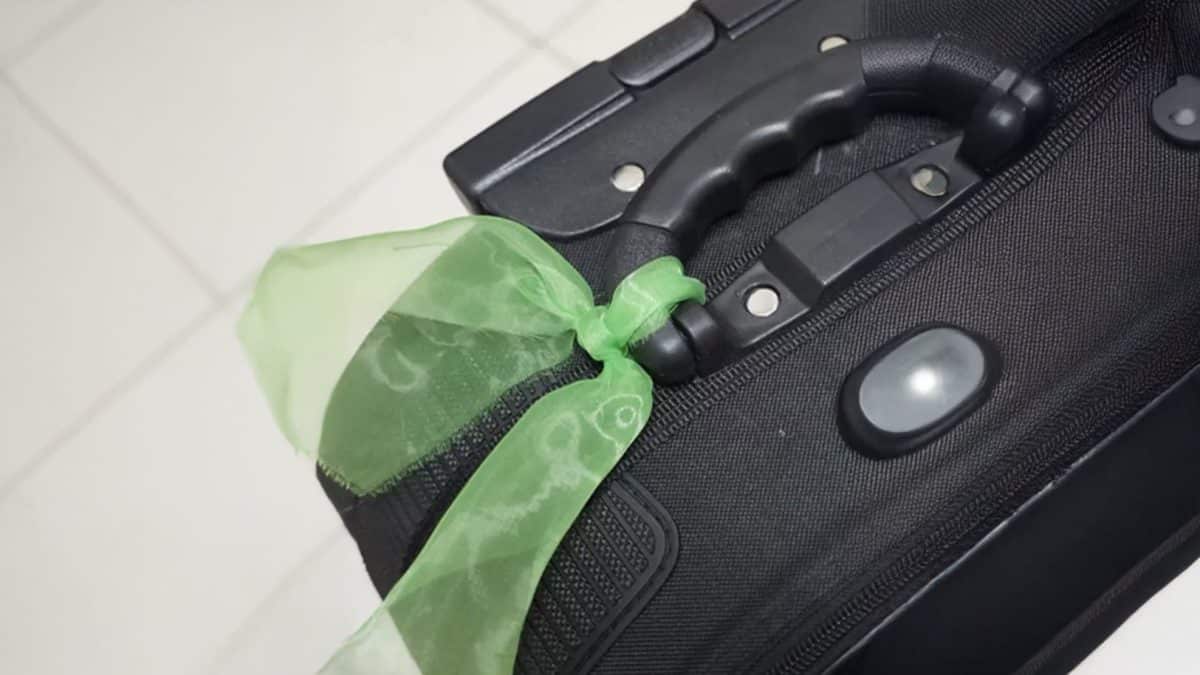 Funcionário de aeroporto alerta sobre amarrar fitas nas malas