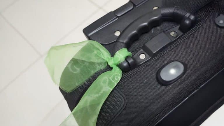 Funcionário de aeroporto alerta sobre amarrar fitas nas malas