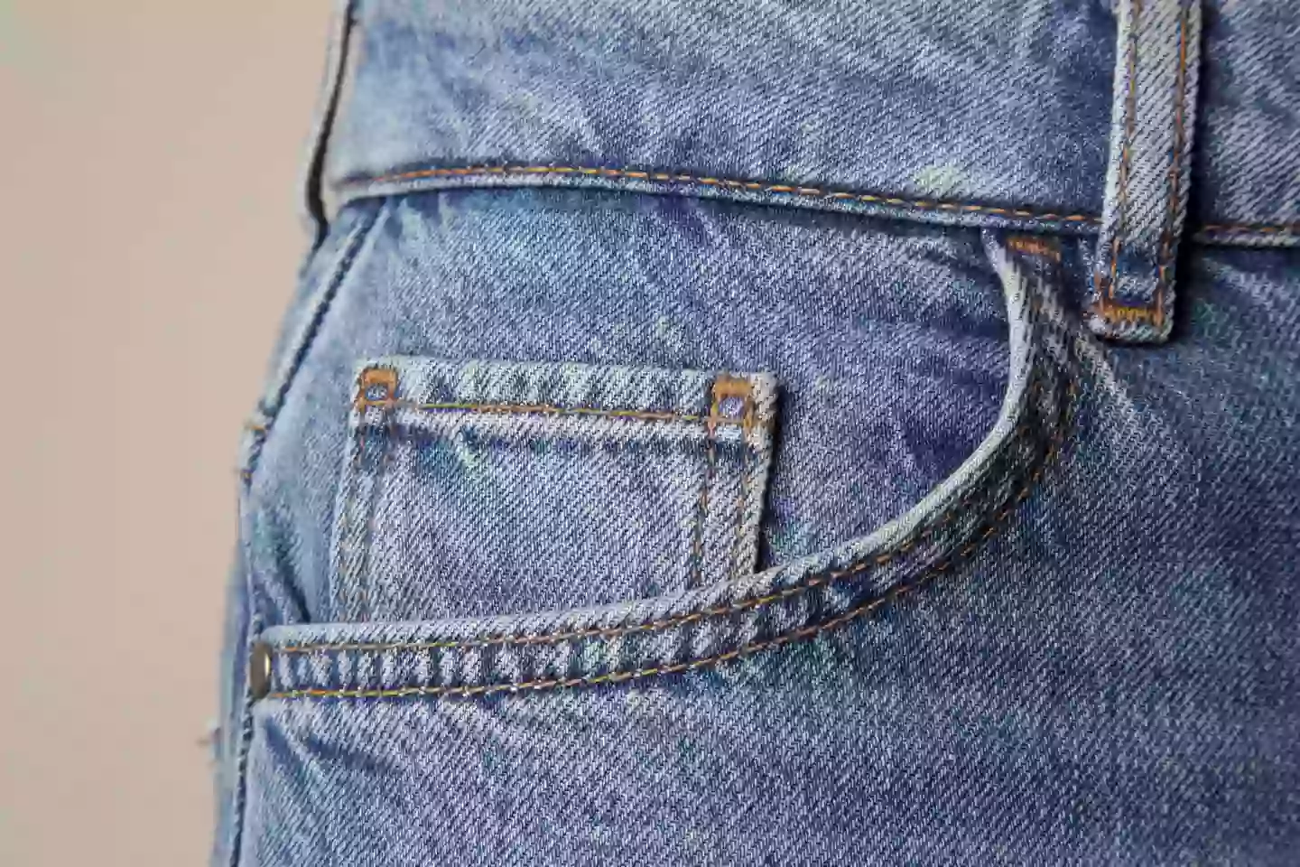 Há uma razão pela qual os mini bolsos em jeans ainda existem hoje