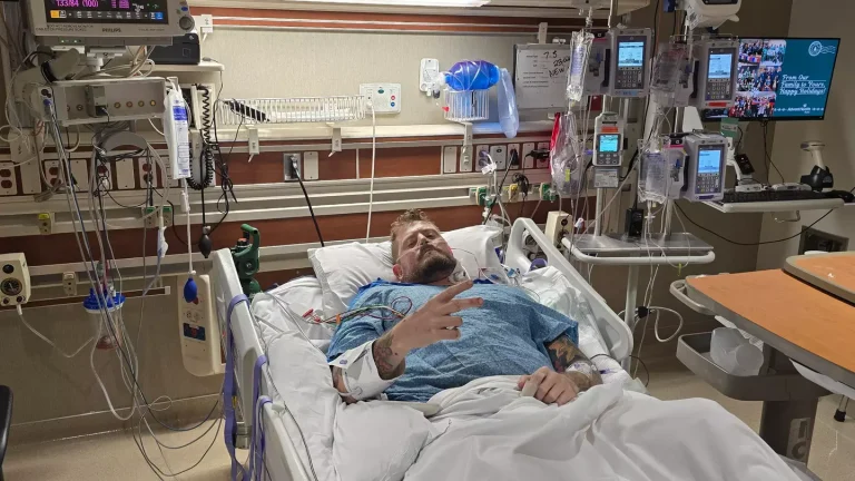 Homem que queimou o dedo enquanto cozinhava ficou chocado ao acordar e descobrir que ambas as pernas precisavam ser amputadas