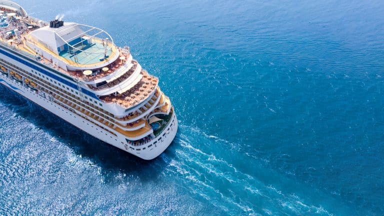 Homem vive em um navio de cruzeiro há 25 anos