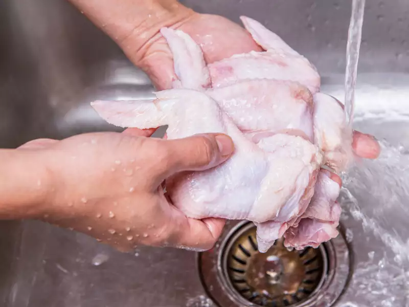 Médico explica por que você 'nunca' deve lavar o frango antes de cozinhá-lo.