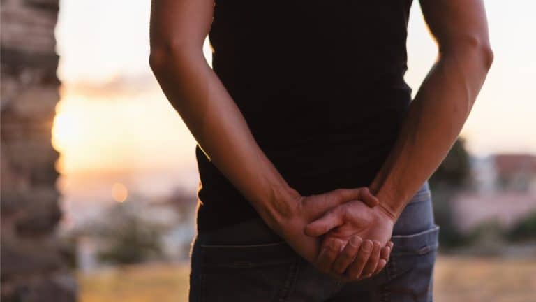 O que significa andar com as mãos nas costas, segundo um psicólogo