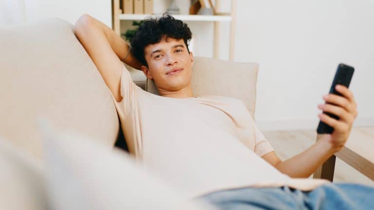 O que significa passar o fim de semana inteiro em casa, segundo a psicologia?