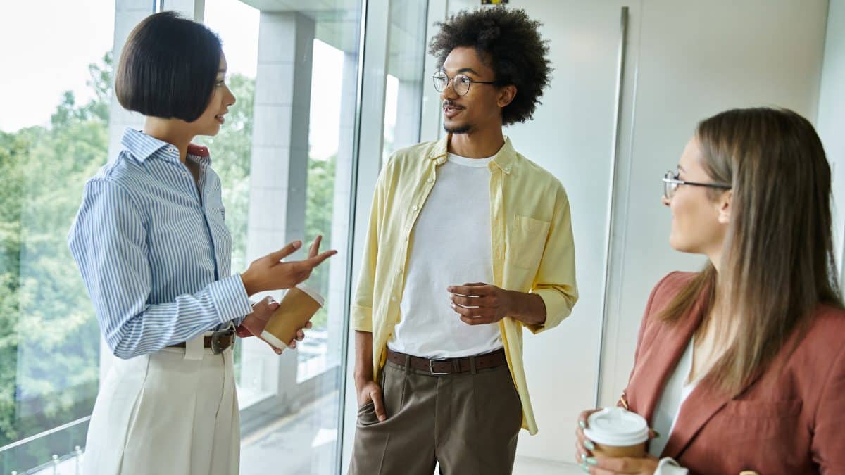 O que significa quando uma pessoa interrompe constantemente as conversas?