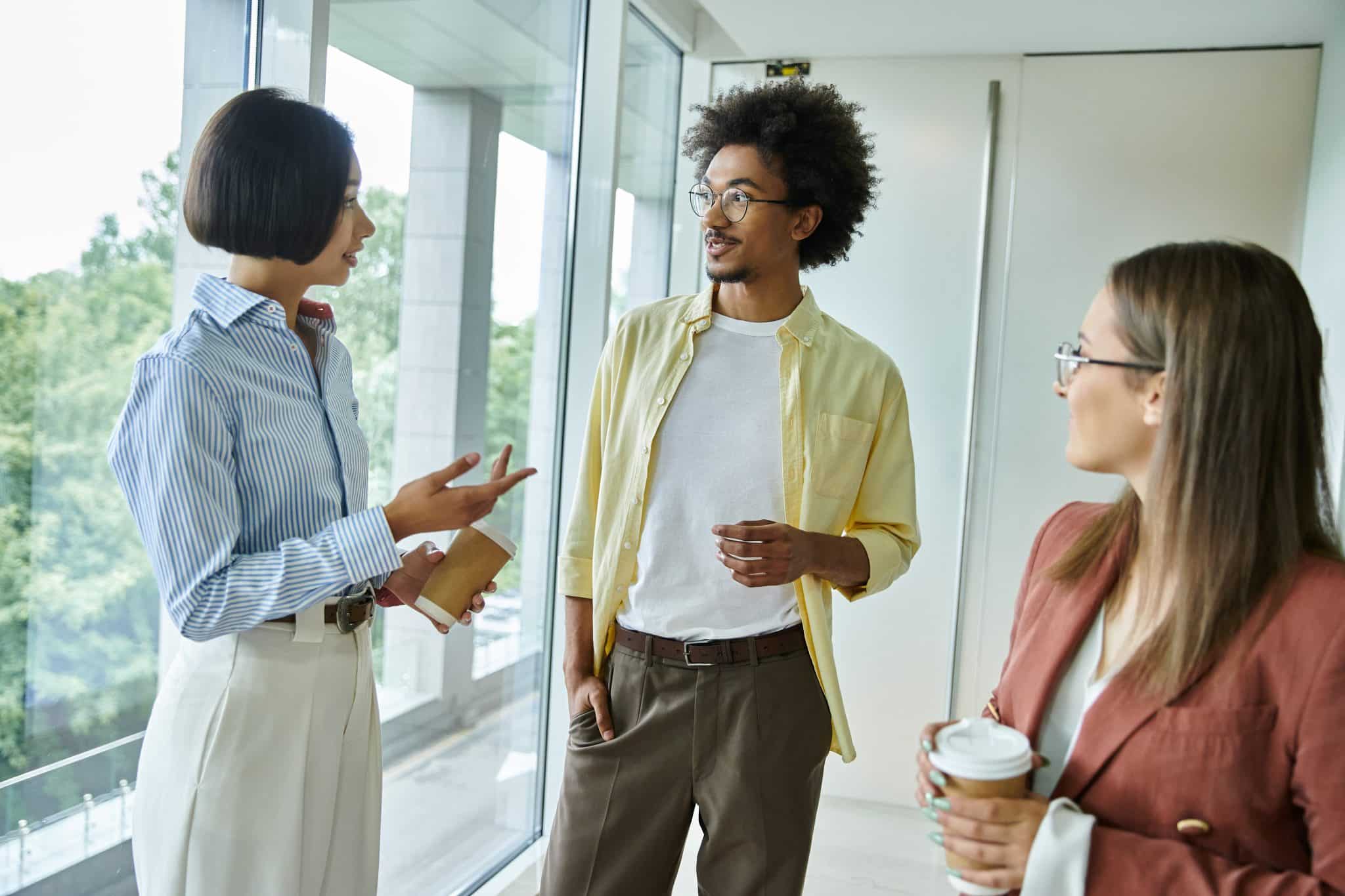 O que significa quando uma pessoa interrompe constantemente as conversas?