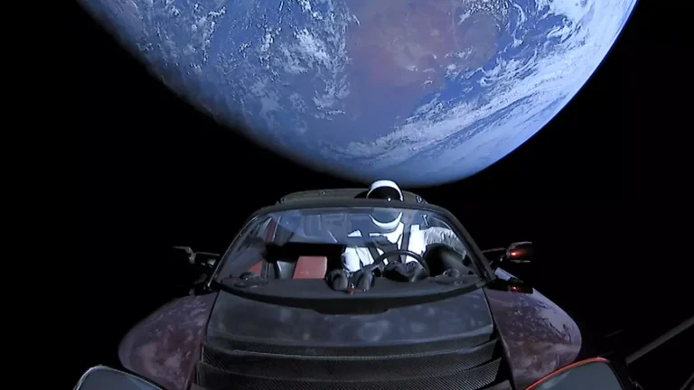 Onde está o Tesla de Elon Musk agora, após ele tê-lo lançado ao espaço 7 anos atrás