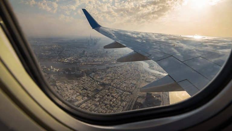 Passageiro é elogiado por resposta genial após mulher sentar em seu assento na janela do avião e depois querer trocar de volta