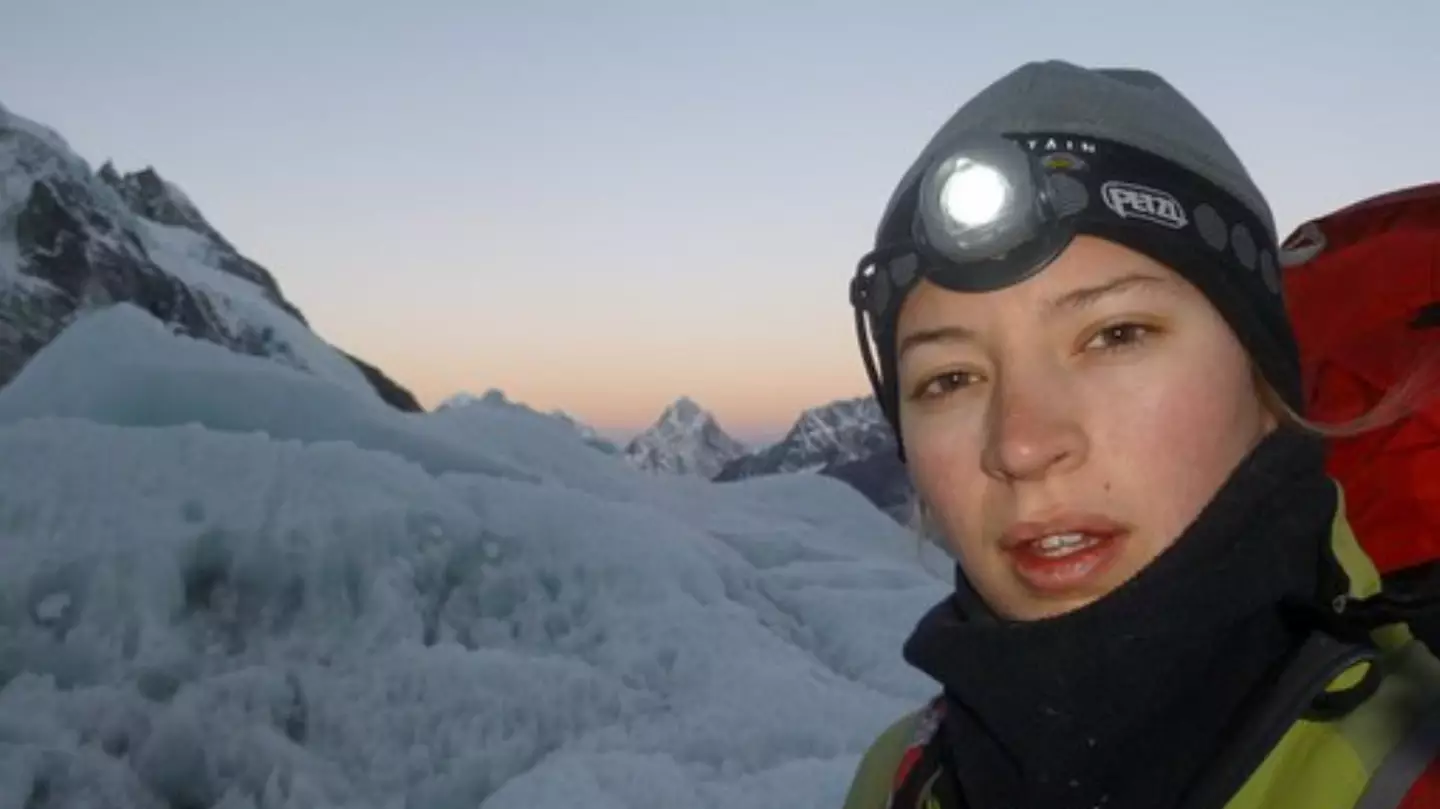 Uma das mulheres mais jovens a escalar o Monte Everest explica a "regra não escrita" de deixar cadáveres na montanha