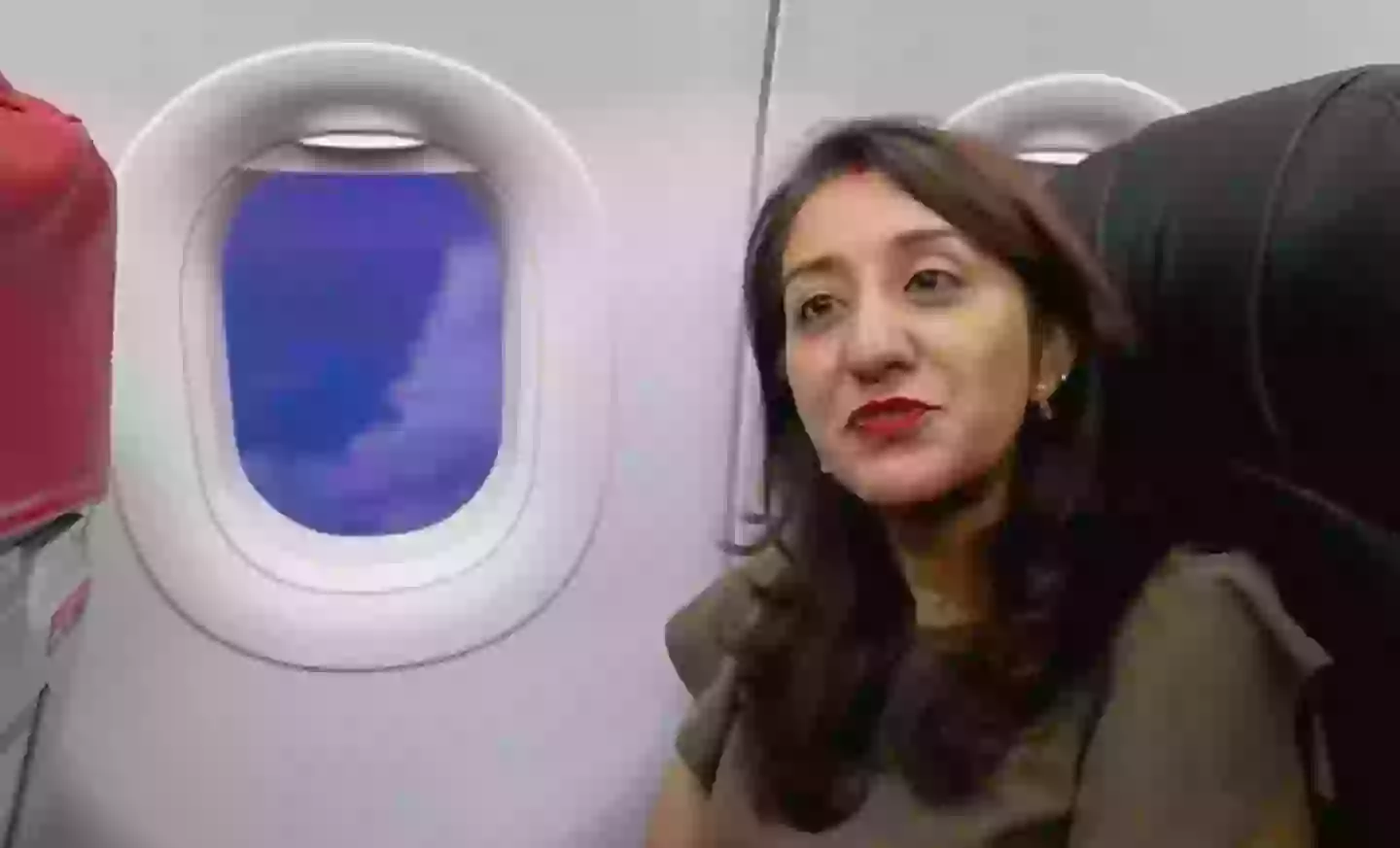 Uma mulher revelou que viaja de avião todos os dias para trabalhar. (Newsflash)