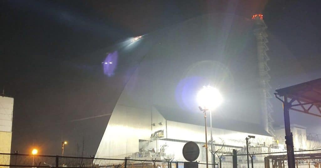 Vídeo assustador mostra drone russo atingindo usina de Chernobyl que 'protege o mundo da radiação'