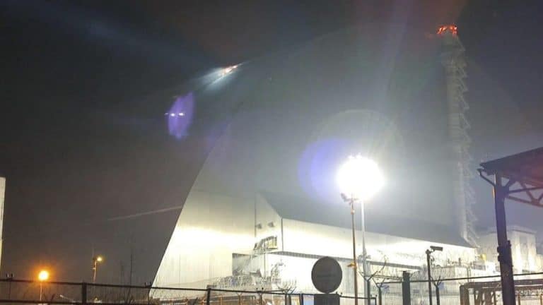 Vídeo assustador mostra drone russo atingindo usina de Chernobyl que 'protege o mundo da radiação'