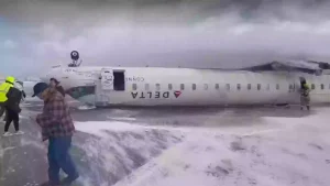 Vídeo chocante mostra avião virado de cabeça para baixo após pouso forçado em Toronto