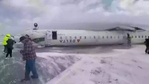Vídeo chocante mostra como avião da Delta Airlines capotou no Canadá