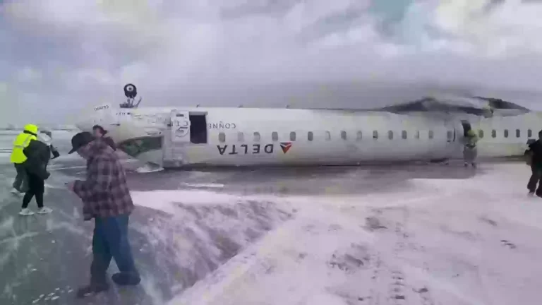 Vídeo chocante mostra como avião da Delta Airlines capotou no Canadá
