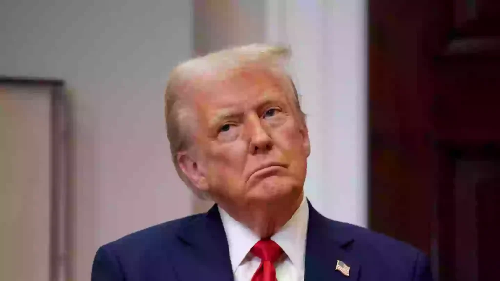 Vídeo de Donald Trump beijando os pés de Elon Musk é exibido em TVs dentro de prédio do governo em ação chocante