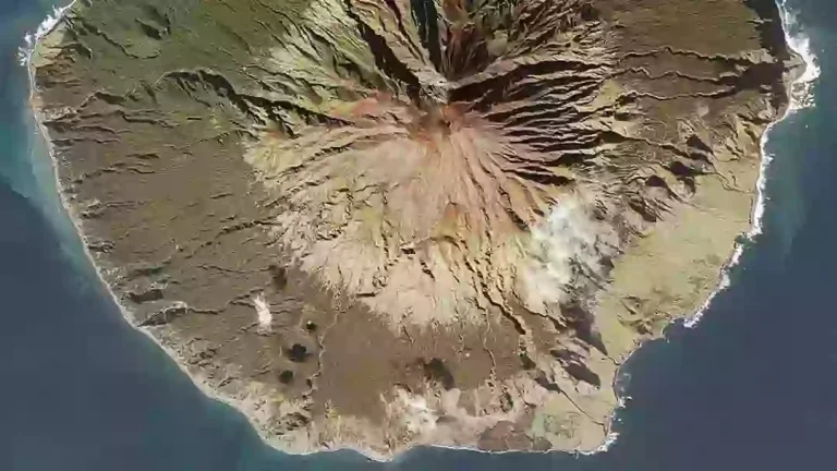 A ilha habitada mais remota do planeta só pode ser alcançada por uma viagem de navio de 6 dias