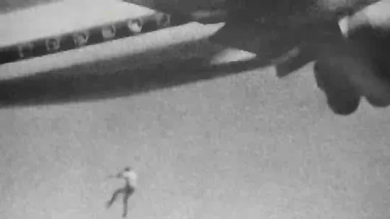A verdade chocante por trás da foto do menino caindo de um avião, considerada a "foto mais assustadora de todas"