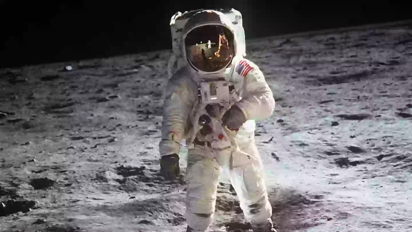 Artista aprimorou reflexo no capacete de Buzz Aldrin em famosa foto da Lua e destacou um detalhe