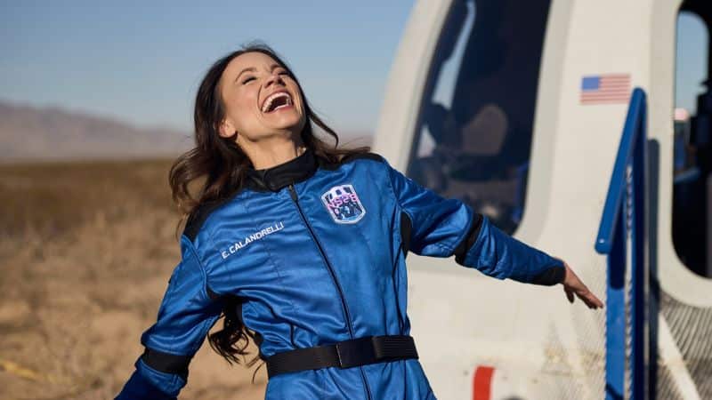 Astronauta mulher é lançada ao espaço pela primeira vez a 3.700 km/h em vídeo controverso que a Blue Origin foi forçada a deletar