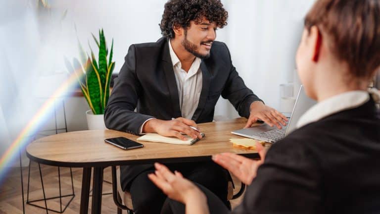 Como dividir 5 laranjas entre 6 pessoas? A pergunta surpresa em uma entrevista de emprego que pode definir sua contratação