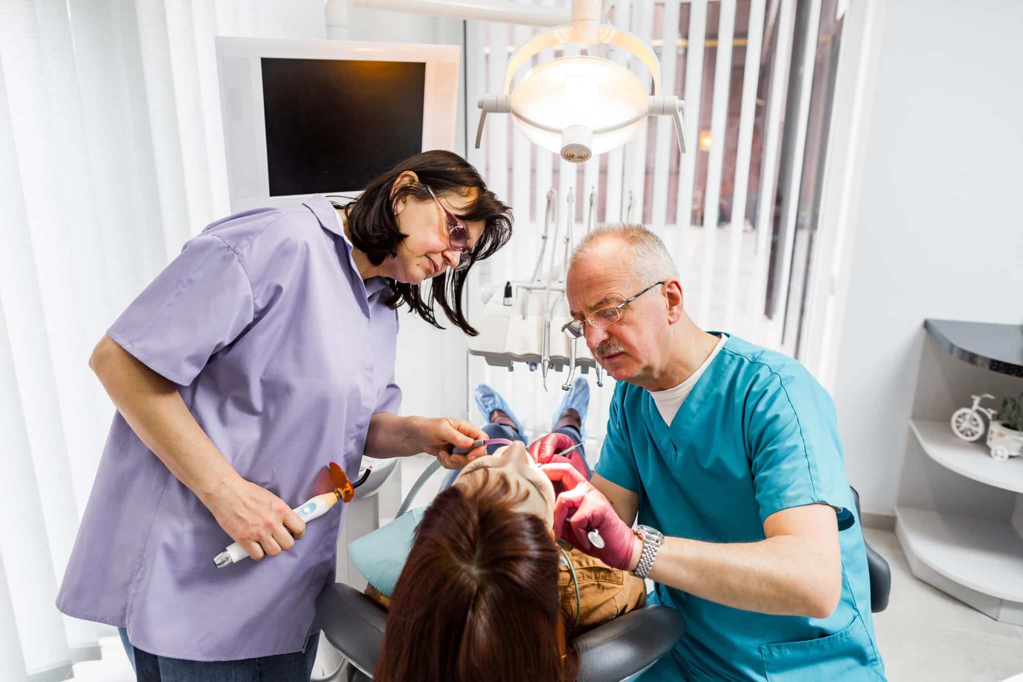 Dentista revela os 7 principais motivos pelos quais seus dentes ficam amarelos e como você pode evitar que isso aconteça