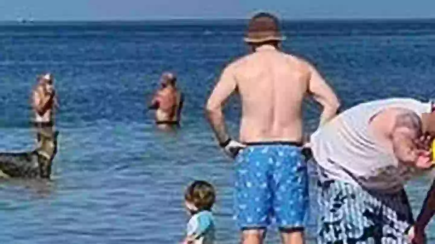 Família fica chocada ao perceber detalhe assustador no fundo de foto na praia