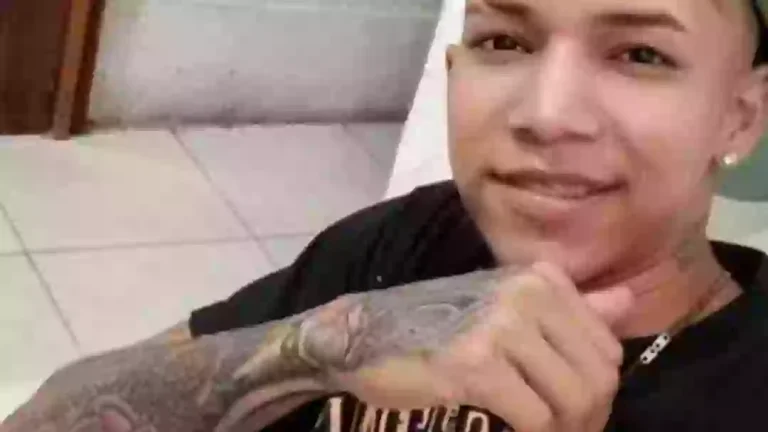 Homem deportado para a 'pior prisão do mundo' após tatuagens serem confundidas com outra coisa, enquanto a família explica o verdadeiro significado