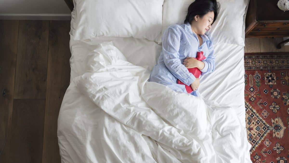 Médico alerta sobre posição de dormir que é uma das piores para a saúde