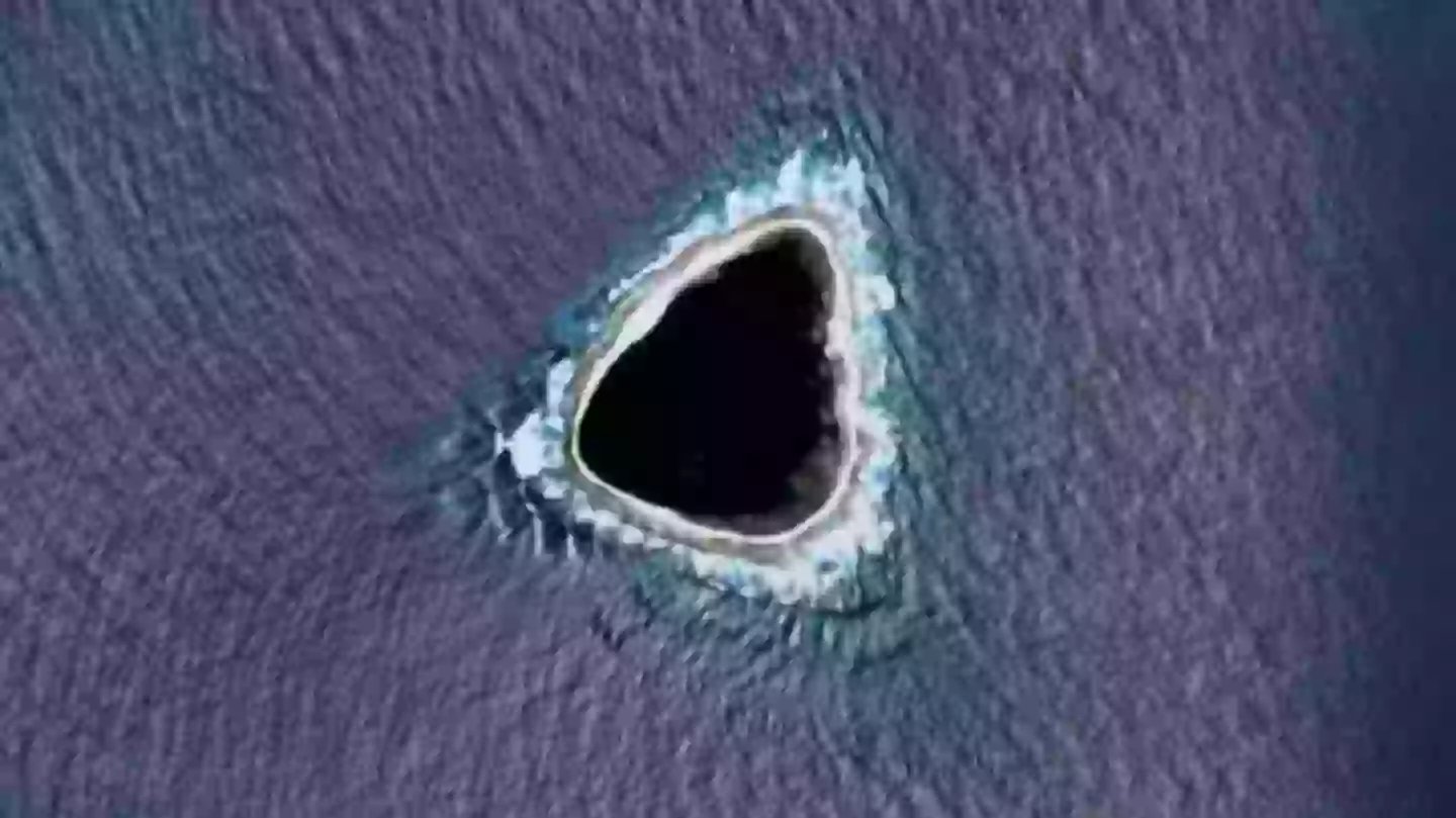 Mergulhador explorou o que era o misterioso “buraco negro” descoberto no meio do oceano no Google Maps