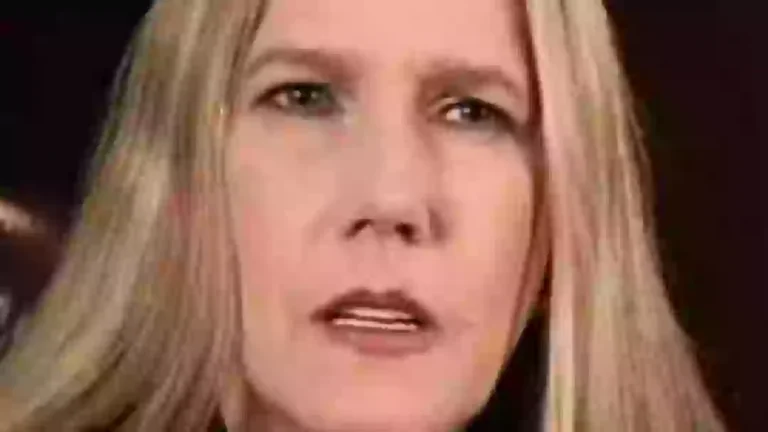 Mulher que "morreu na mesa de cirurgia" após ver os médicos perfurarem seu crânio explica o que viu depois da morte.