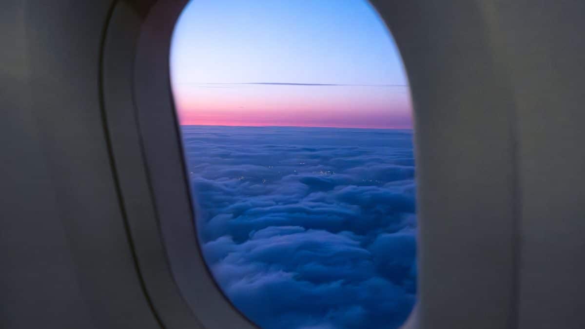 O motivo pelo qual você nunca consegue ver estrelas pela janela do avião enquanto está voando
