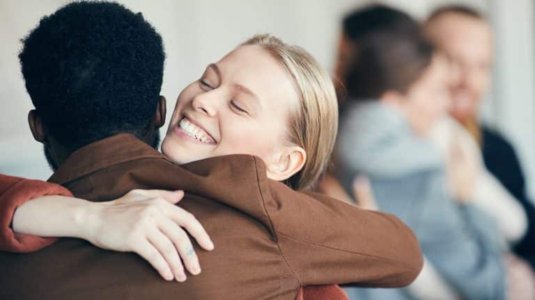 O significado de esquecer o nome das pessoas, segundo psicólogos