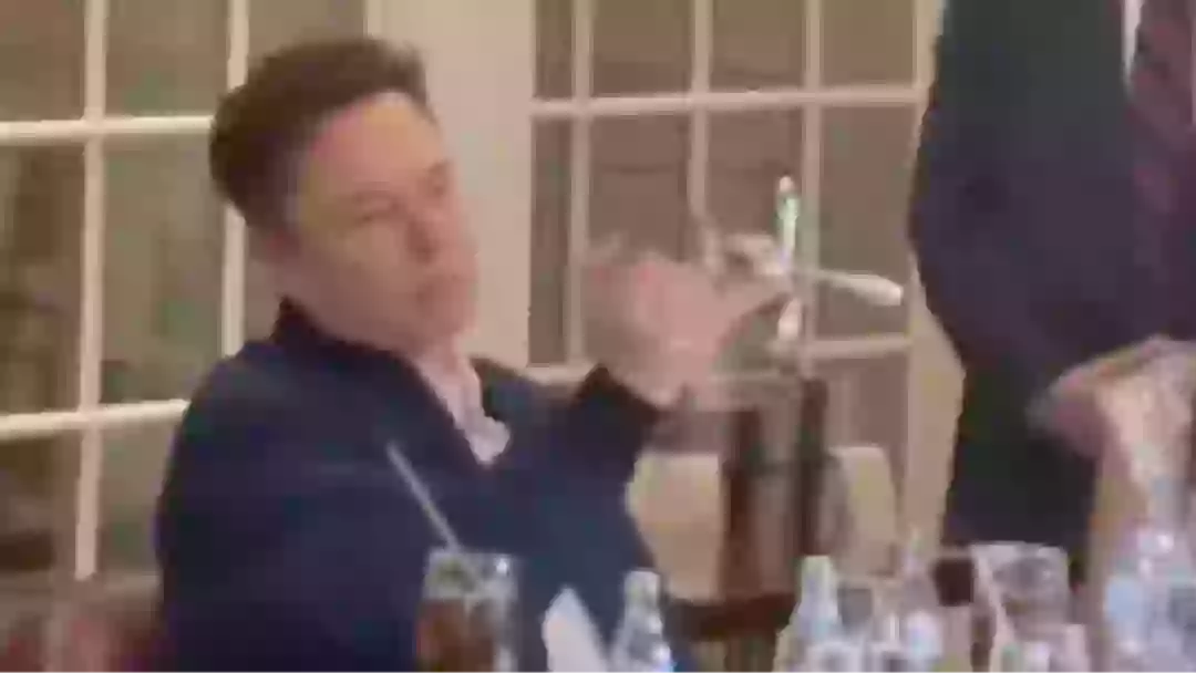 Pessoas ficam perplexas após bizarro vídeo de Elon Musk brincando com talheres em jantar com Trump viralizar