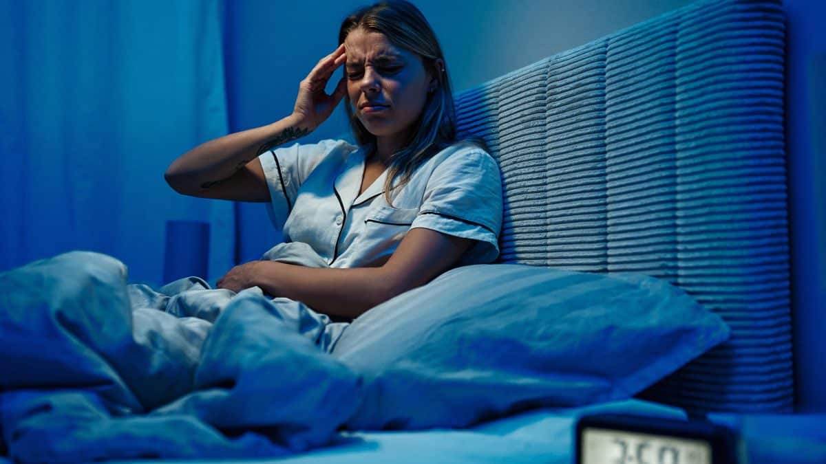 Por que você acorda no meio da noite e não consigue voltar a dormir, segundo a psicologia?