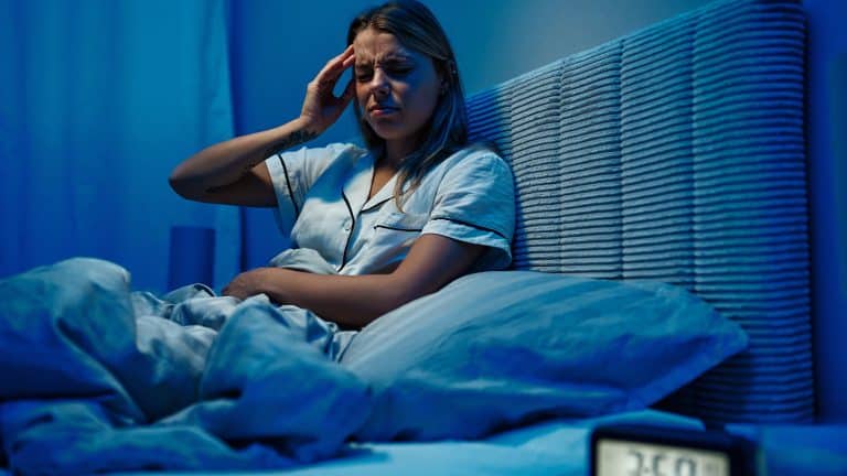 Por que você acorda no meio da noite e não consigue voltar a dormir, segundo a psicologia?