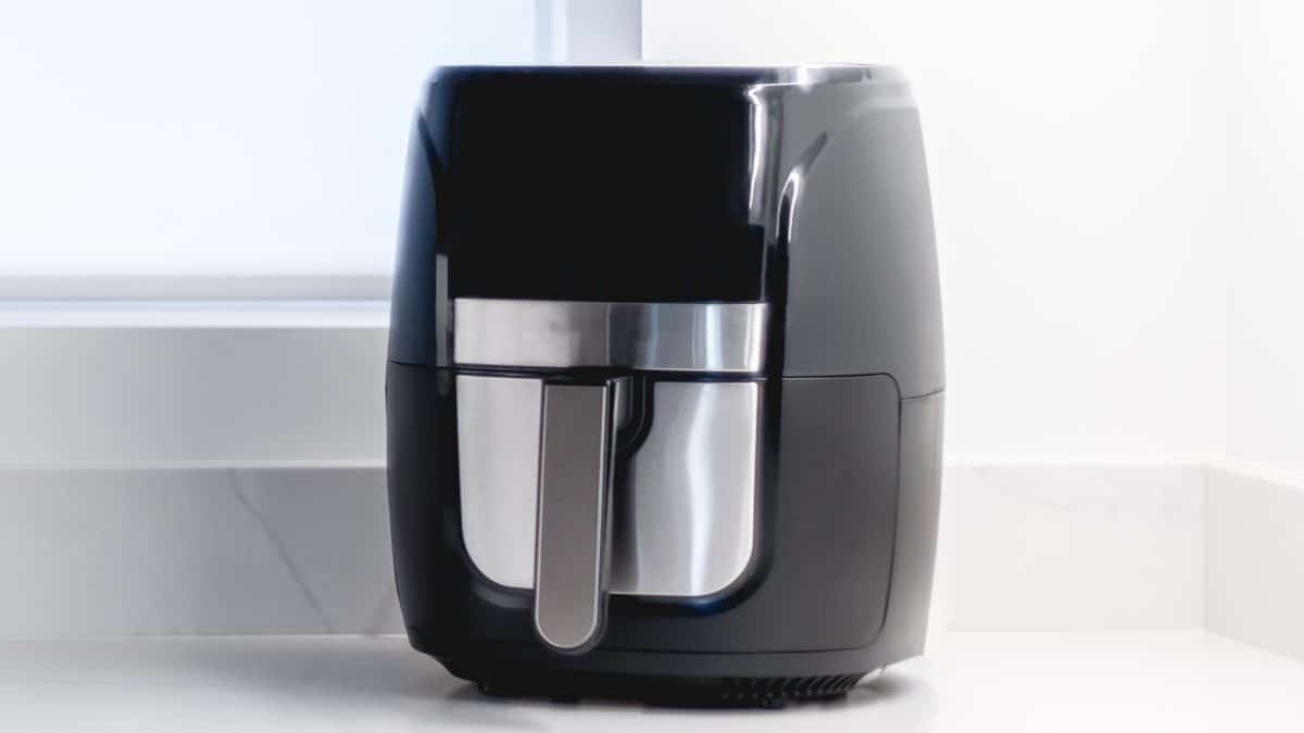 Qual é o alimento que não deve ser colocado na air fryer e por que pode ser perigoso?