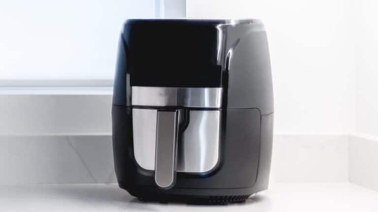 Qual é o alimento que não deve ser colocado na air fryer e por que pode ser perigoso?