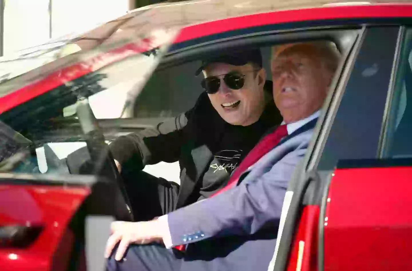 Trump descreveu o carro vermelho como "lindo"