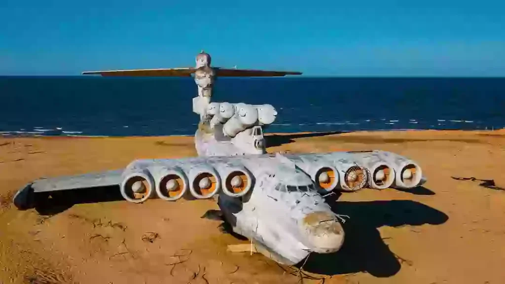 Um dos aviões mais incomuns do mundo, maior que um Boeing 747, está abandonado em uma praia.