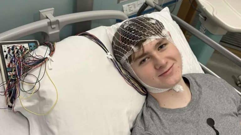 Adolescente ativo e saudável é mandado para casa da escola com dor de cabeça e diagnosticado com tumor cerebral 'inoperável'