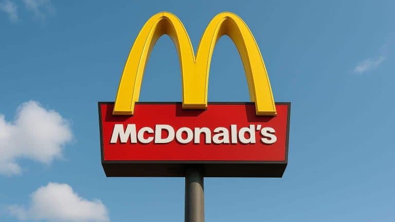 As pessoas estão só agora descobrindo o motivo por trás do logo do McDonald's ser amarelo e vermelho