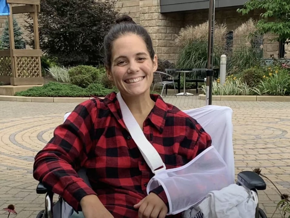Ashley passou por um ano de recuperação (YouTube/Bay State Health)