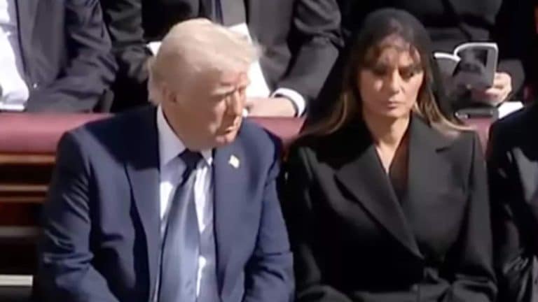 Especialista em leitura labial revela diálogo de sete palavras entre Donald Trump e Melania no funeral do Papa