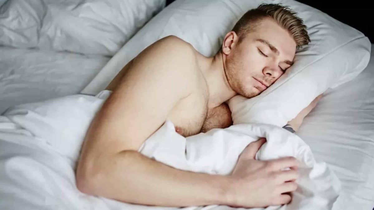 Especialista revela razão surpreendente pela qual você nunca deve dormir nu quando está calor